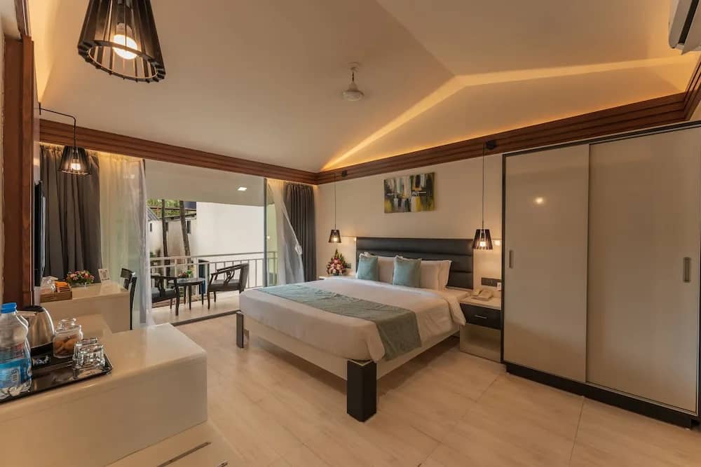 Foxoso LA Beach Resort Room