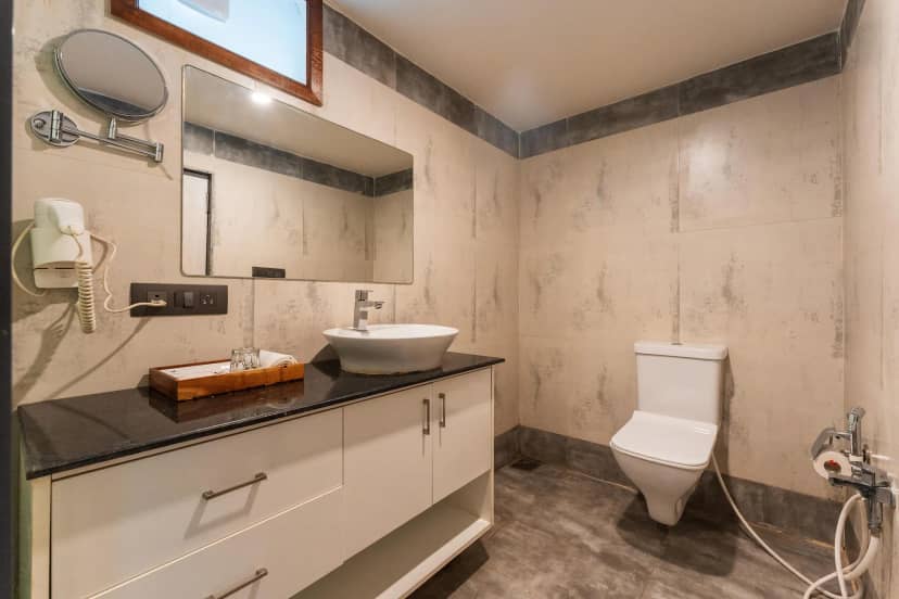 Foxoso LA Beach Resort Washroom