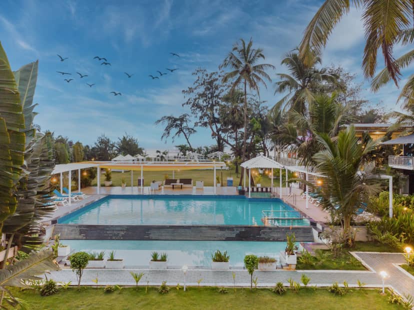 Foxoso LA Beach Resort Swimming Pool