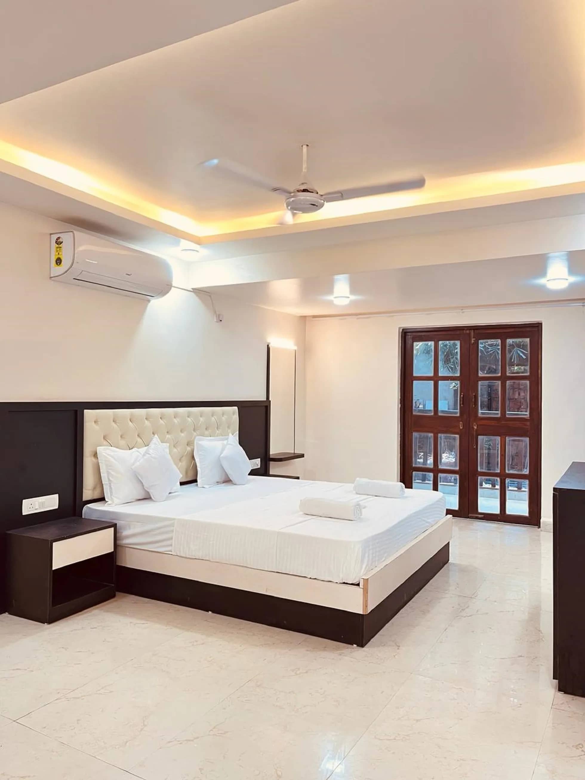 DELUXE ROOM
