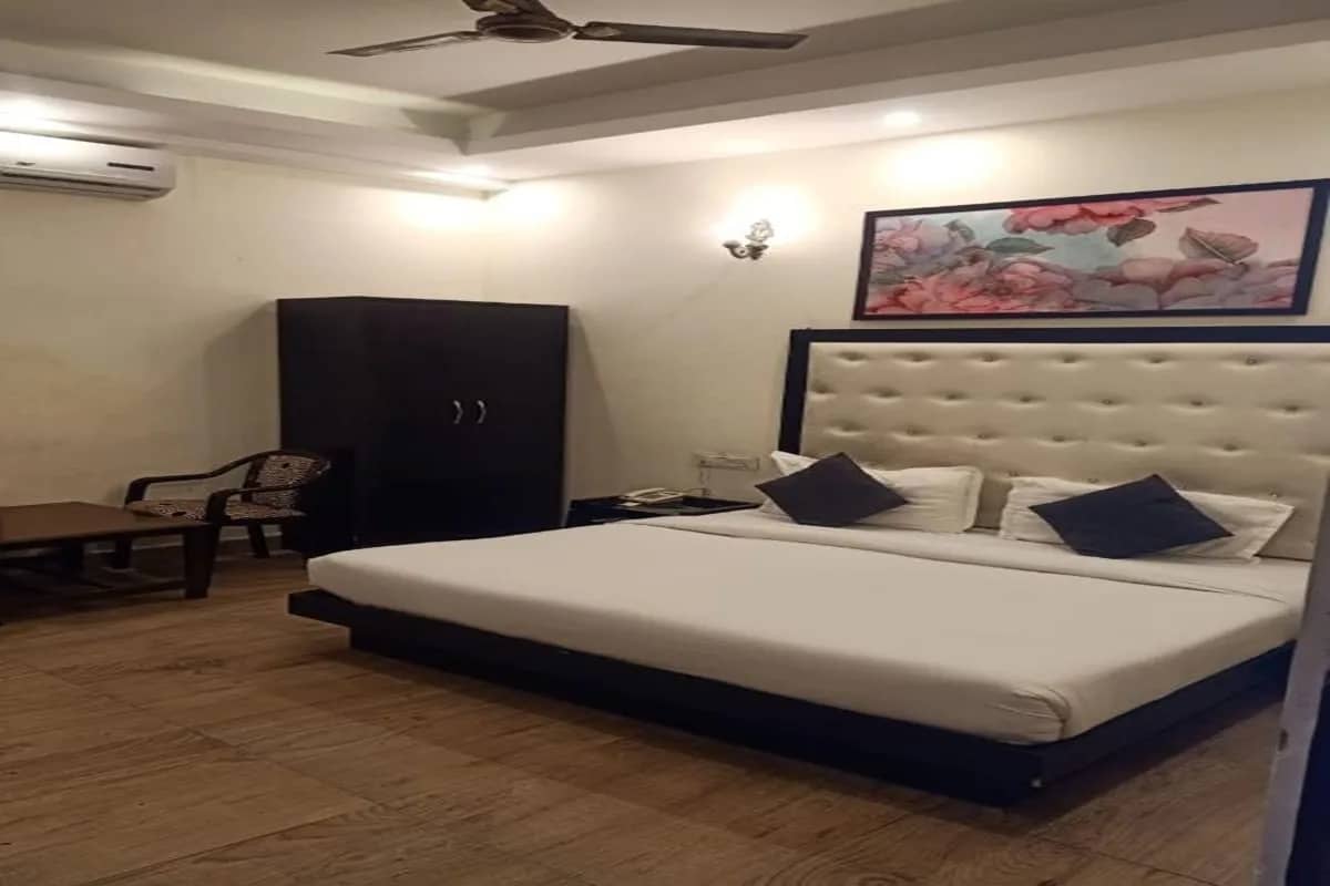 Deluxe Room ( No window)