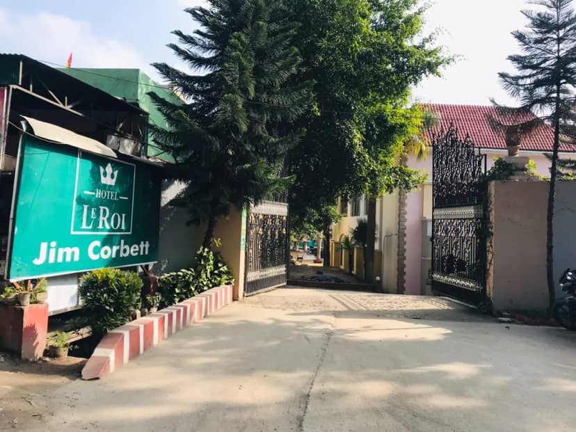 Le Roi Corbett Entrance