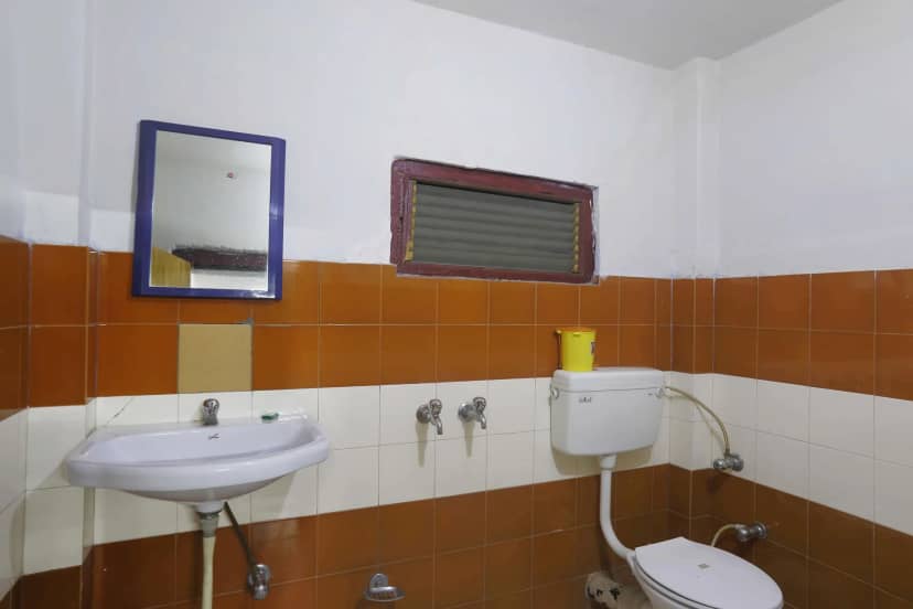 Hotel Kausani Retreat Washroom