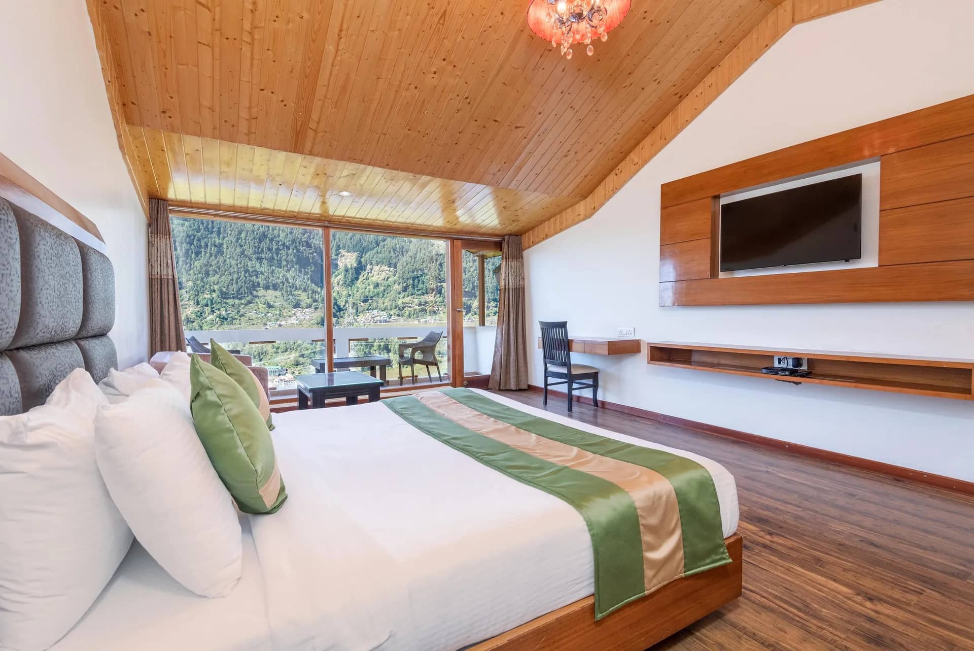 Luxury Room With Balcony & Mountain View