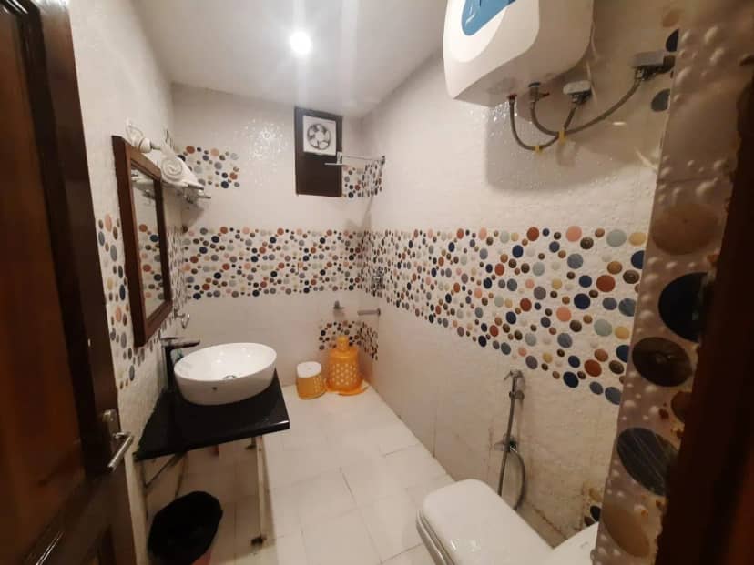 Hotel Forest View and Restaurant Washroom
