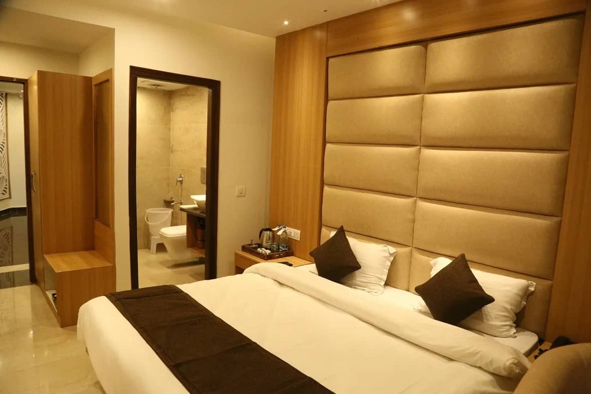 Shining hills by Lawrence Hotels