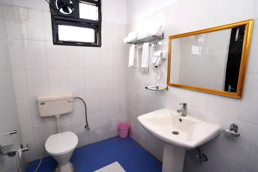 Hotel Neeraj Bhawan - Triveni Ghat Washroom