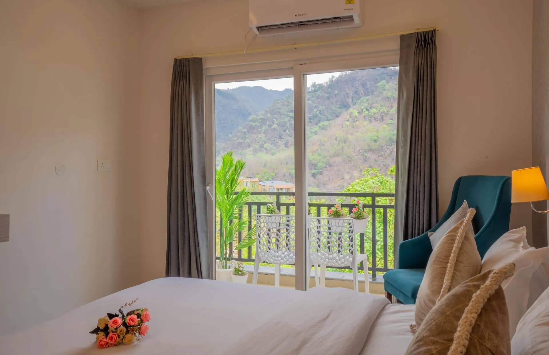 6 Bed Mixed Dormitory with Hill View