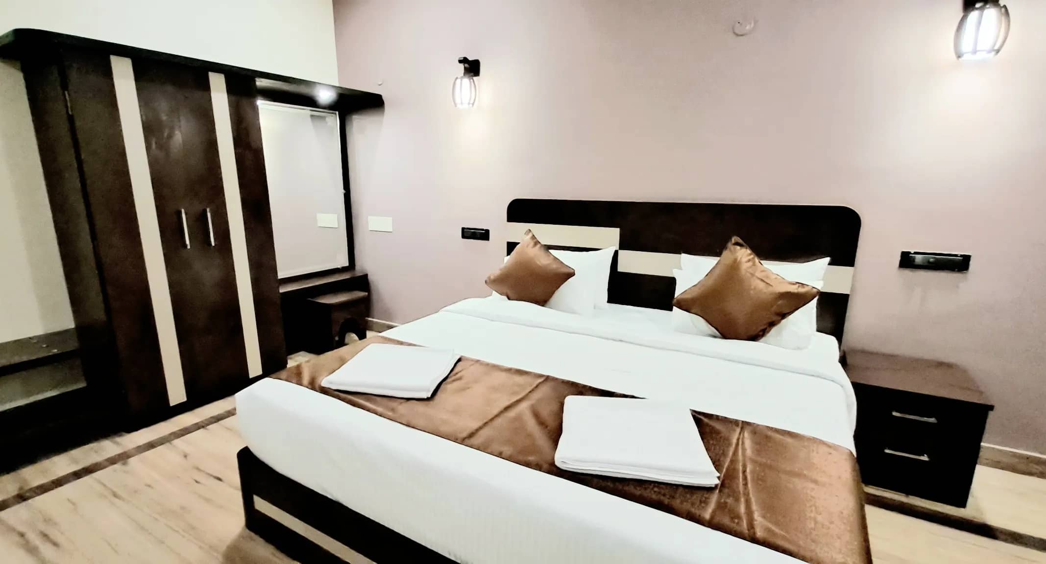 Deluxe Room with Balcony (Hourly)