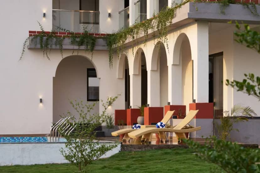 Amora, Karjat