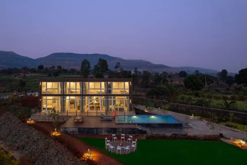 Crimson Bleu, Pune