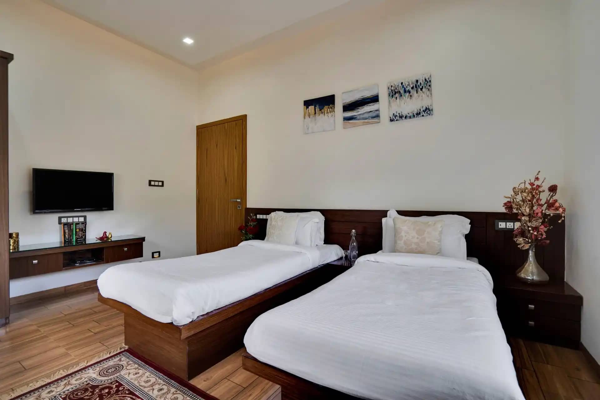 Bedroom 1 — Villa Veya, Satara