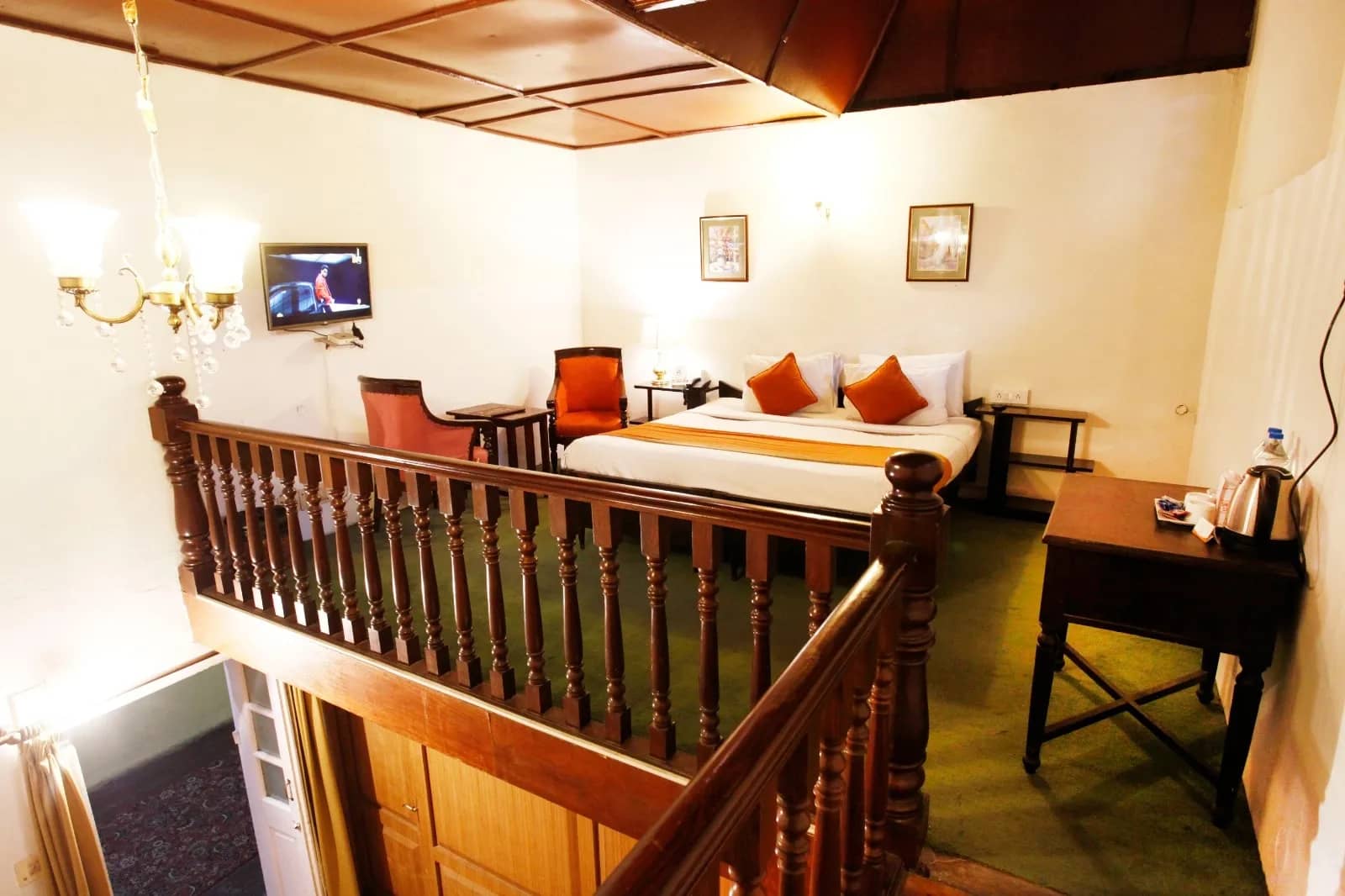 The Palace Belvedere (walkable distance from Mall Road)