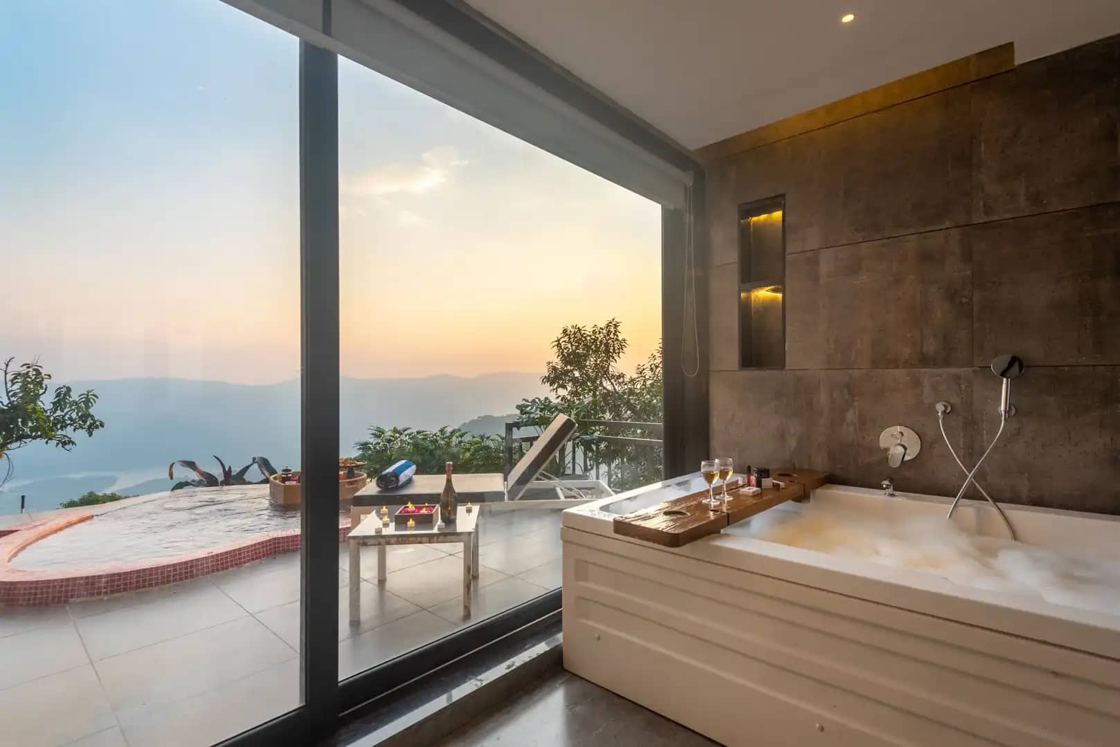 Emperior Suite w/ Heart Pool & Jacuzzi @ Vee Resort
