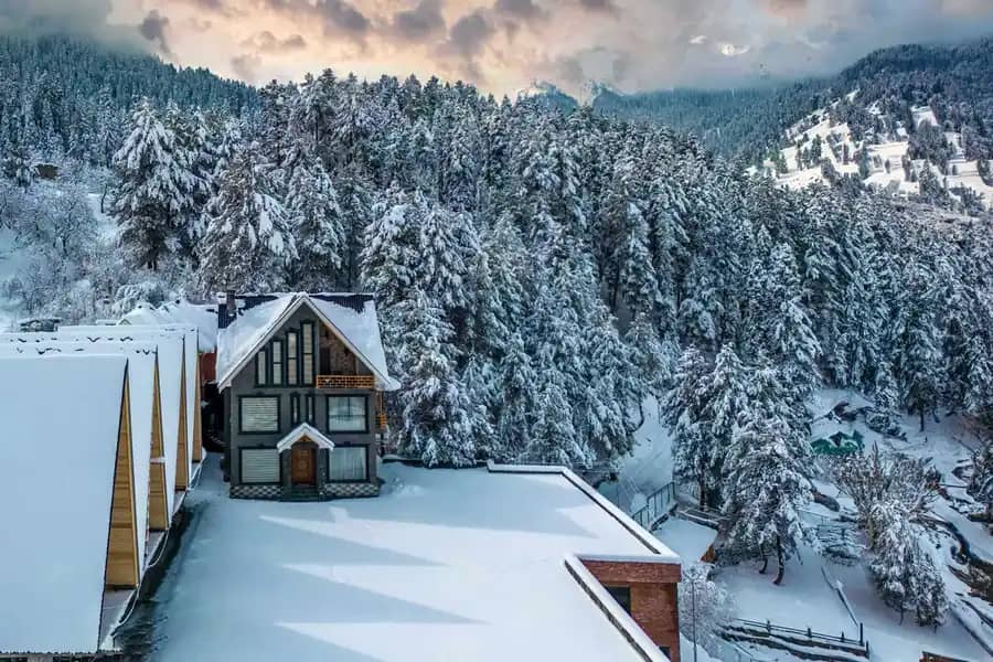 Frosty @ Frozen Fall - Tangmarg w/ Breakfast Included