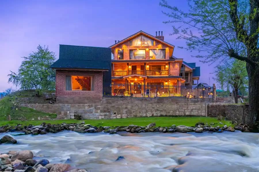 Swiss Chalet - Riverside, Tangmarg